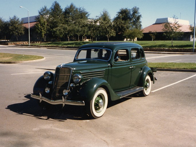 1935 Ford Model 48 Deluxe Four-Door Sean