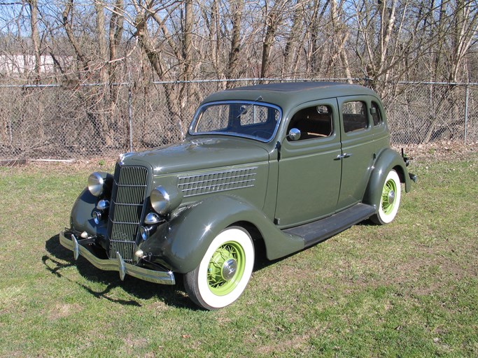 1935 Ford Deluxe Sedan
