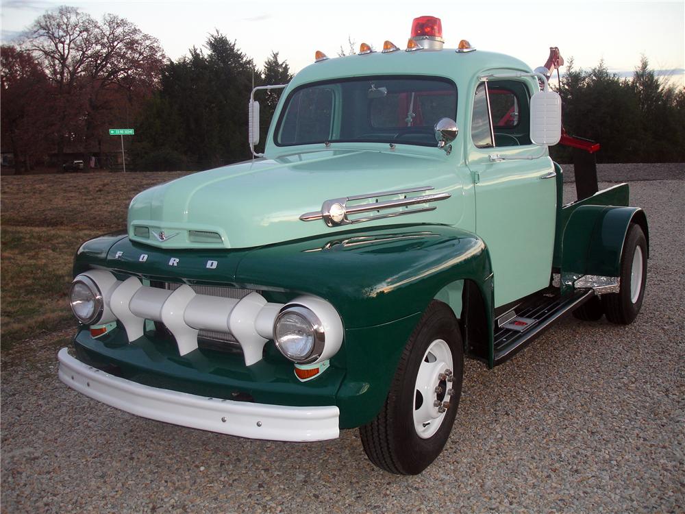 1952 FORD F-3 TOW TRUCK