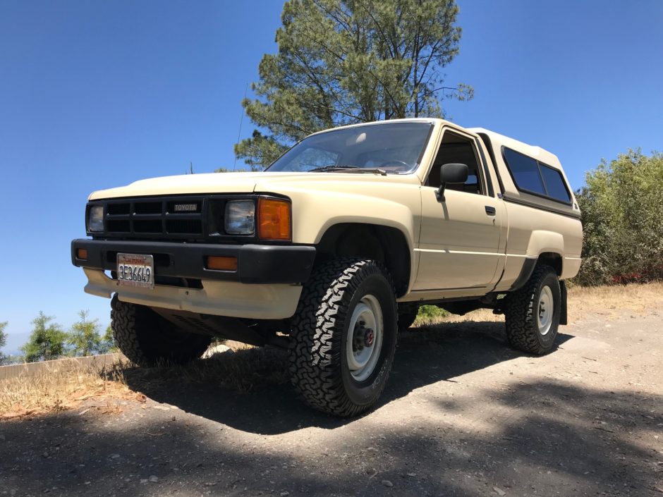 No Reserve: 1986 Toyota 4×4 Pickup